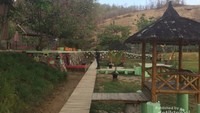 Gubuk tempat bersantai dan istirahat di pinggir telaga