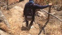 Jalur pendakian sekaligus jalur turun dari puncak yang licin dan curam.