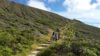 Trekking menuju tugu danau