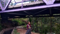 Di bawah jembatan menuju Curug Sigeong