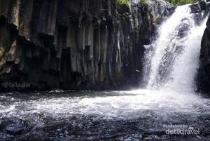 Sigeong, Curug di Bawah Jembatan yang Sering Terabaikan