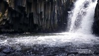Curug Sigeong dengan tebing berbentuk balok