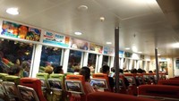 Suasana di dalam kapal ferry saat penyeberangan Bintan-Singapura