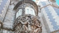 Patung Neptunus menyambut di pintu masuk Pena Palace