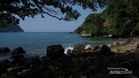 Bebatuan dan pepohonan besar di sisi barat pantai