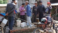 Kesibukan transaksi ikan segar
