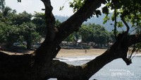 Dari kejauhan, tampak rumah penduduk dan perahu nelayan