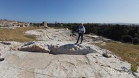 Pemandangan dari atas Teatro Greco terlihat laut dan Basilica Santuario Madonna Delle Lacrime yang merupakan ikon kota Siracusa