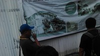 Dengan penuh semangat dia bercerita