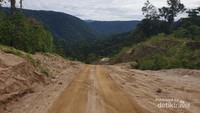Ruas jalan di Bukit Pasir yang belum beraspal, curam dan rawan tergelincir