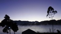 Suasana Situ Cileunca di pagi hari. Di sini kita bisa menyaksikan matahari terbit dan keindahan danau yang tertutup kabut.
