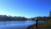 Situ Cileunca di kelilingi oleh pegunungan dan tebing.