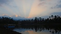 Di Situ Cileunca, kita bisa menyaksikan sunrise di pagi hari dan sunset di sore hari.