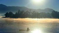 Warga sekitar Situ Cileunca mencari ikan di pagi hari.