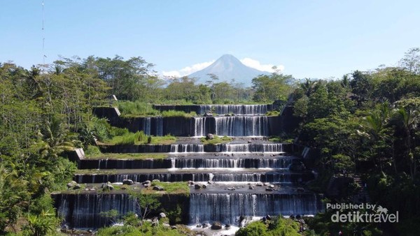 Pemandangan alam bendungan Watu Purbo dan Gunung Merapi