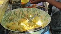 Pembuatan rujak serut  (dok. Putri/detikTravel)