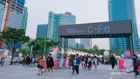Anak-anak muda banyak yang nongkrong di pelataran halaman depan SMTOWN COEX Artium yang biasa diramaikan dengan bazaar.