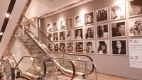 Dinding-dinding yang selalu diisi dengan foto-foto bintang SM Entertainment.