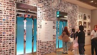 Tak ada dinding yang dibiarkan kosong, bahkan lift pun penuh berisikan foto-foto perjalanan para bintang SM.