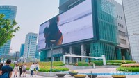 Bangunan SMTOWN COEX Artium yang mencolok dengan LED raksasanya.