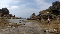 Wisatawan di Pantai Nglambor