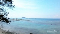 Pemandangan Pesisir Candidasa di seberang jalan