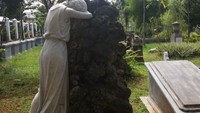 Patung perempuan menangis