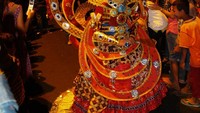 Kostum batik kreatif