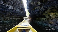 Ngeri kan lewat batu-batuan sempit gini pake kapal..