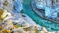 Bukit berbatu dan aliran sungai jernih Taroko Gorge