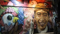Mural bergambar presiden Jokowi menjadi favorit pengunjung di sini.