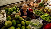 Penjual sayur mayur di dalam Pasar Gede