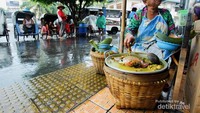 Penjual tengkleng di depan Pasar Gede