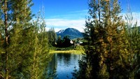 Danau Talang yang terlihat dari balik Danau Atas