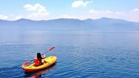 Kayaking mengarungi Danau Matano