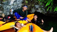 Berpose di mulut gua bawah air