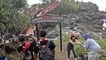 Spot Asyik Foto di Pantai Menganti: Jembatan Merah Gebyuran