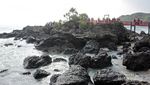 Spot Asyik Foto di Pantai Menganti: Jembatan Merah Gebyuran