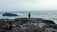 Batuan karang dengan fenomena gebyuran ombak
