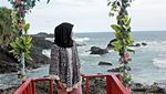 Spot Asyik Foto di Pantai Menganti: Jembatan Merah Gebyuran