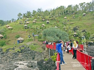 Spot Asyik Foto di Pantai Menganti: Jembatan Merah Gebyuran