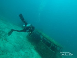 Spot Diving Unik! Bangkai VW Combi di Perairan Makassar