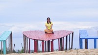 Tak hanya berselfi ria, pengunjung juga bisa melihat keindahan Kota Soe dari ketinggian.