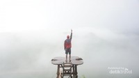Wisatawan sedang berfoto di atas awan