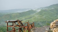 Spot foto berlatar perbukitan yang menghampar