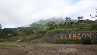 Tampak kabut di depan Bukit Klangon.