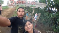 Berfoto di depan jalan menuju Omah Kayu