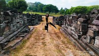 Jangan lupa juga memanfaatkan reruntuhan batu untuk menghasilkan foto unik seperti ini | Foto: Dokumentasi Pribadi