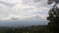 Pemandangan Kota Bandung di kejauhan