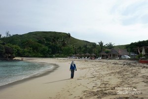 Spot Terbaik Melihat Pantai Tanjung Aan di Lombok